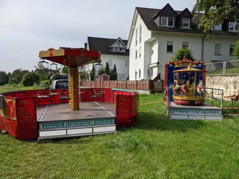 Kettenflieger & Pferdekarussell mieten - mit Podium, Zaun und Beleuchtung