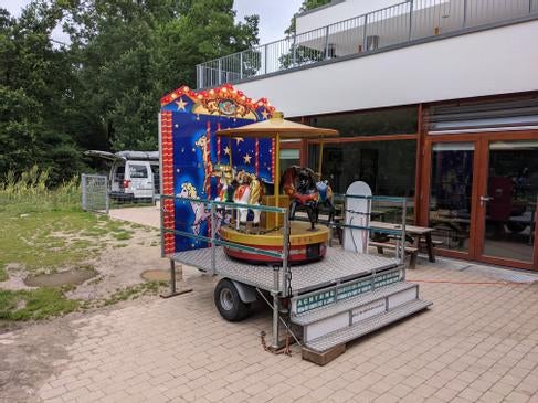 Kettenflieger & Pferdekarussell mieten - mit Podium, Zaun und Beleuchtung – 3