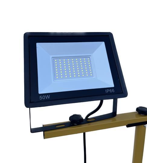 Baustrahler mit Stativ mieten – 50 W LED-Flutlicht, IP66, höhenverstellbar – 2