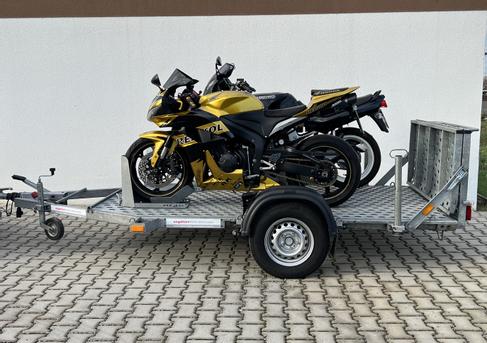 Doppel-Motorradanhänger mieten – Profi Tieflader 1.300 kg, gebremst