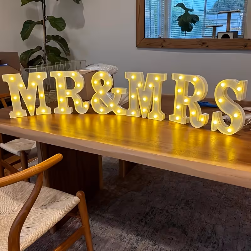 Leuchtbuchstaben „MR. & MRS.“ mieten – romantische Event-Deko für die Hochzeit – 2