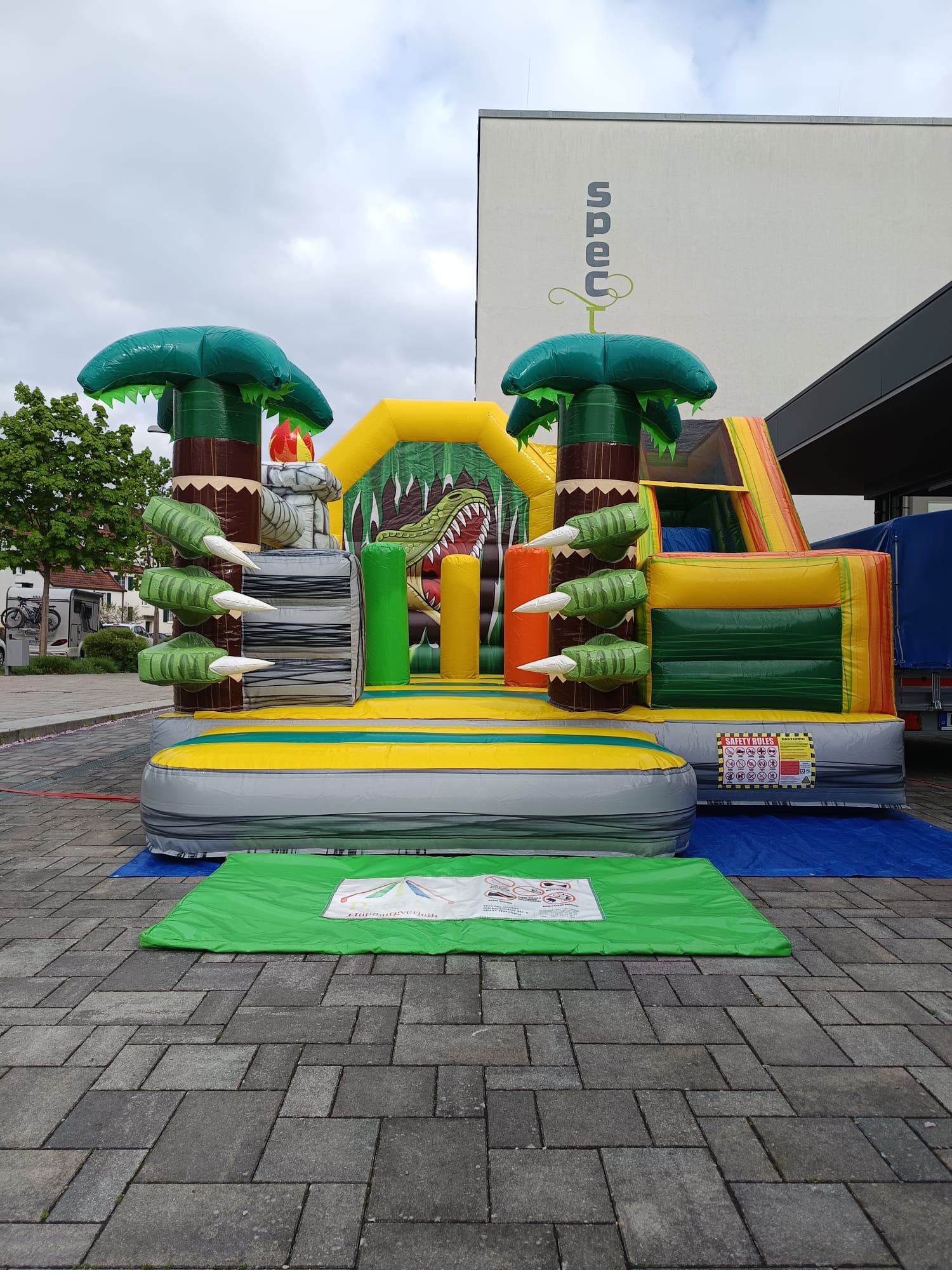Hüpfburg mieten T-Rex mit Rutsche – Profi Dino-Springburg 5x4x4 m inkl. Zubehör