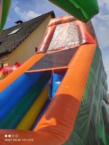 Hüpfburg mieten Dino Vulkan mit Rutsche – Profi Springburg 5,5x4x4 m inkl. Zubehör – 4