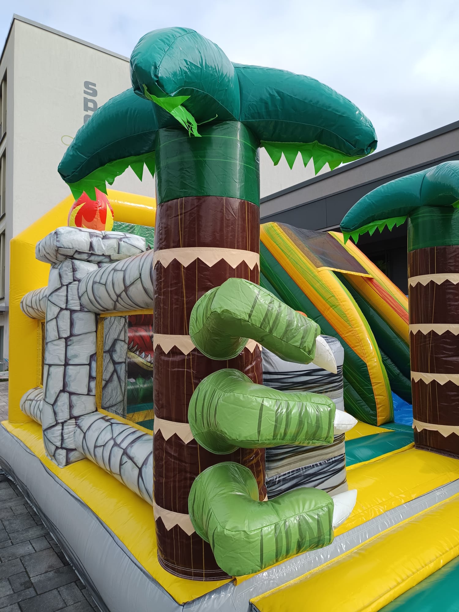 Hüpfburg mieten T-Rex mit Rutsche – Profi Dino-Springburg 5x4x4 m inkl. Zubehör – 4