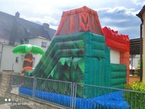 Hüpfburg mieten Dino Vulkan mit Rutsche – Profi Springburg 5,5x4x4 m inkl. Zubehör – 2