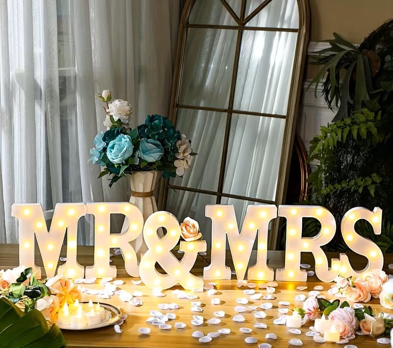 Leuchtbuchstaben „MR. & MRS.“ mieten – romantische Event-Deko für die Hochzeit