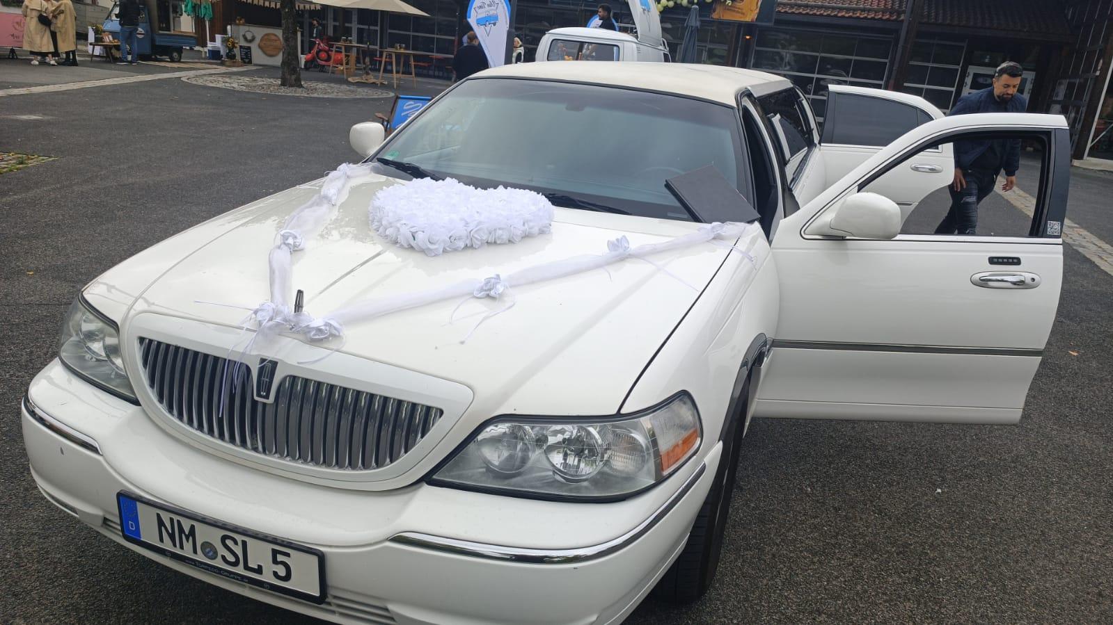 Stretchlimousine Lincoln Town Car weiß mieten – Hochzeit, JGA & Events