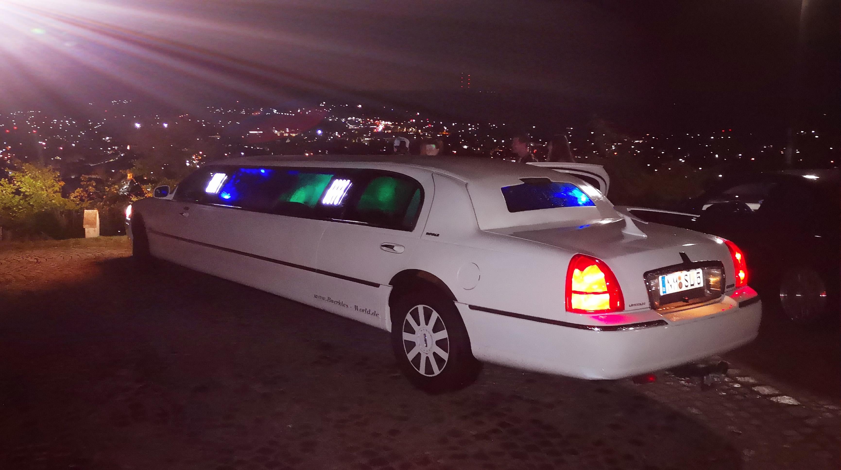Stretchlimousine Lincoln Town Car weiß mieten – Hochzeit, JGA & Events – 3