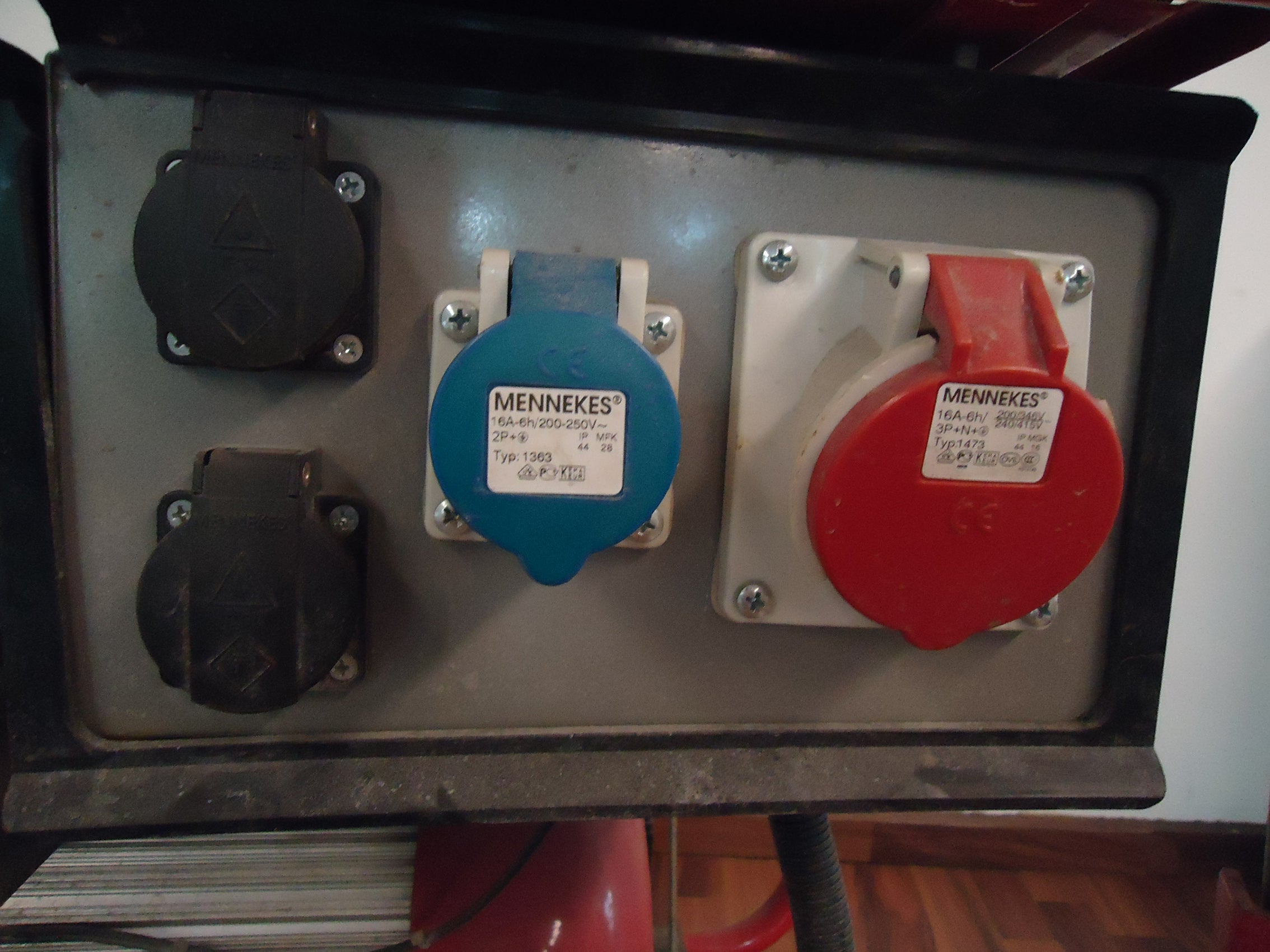 Stromerzeuger mieten – 10 kVA Benzin Stromaggregat 230/400 V für Baustelle – 2