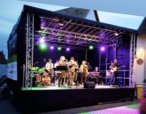 Mobile Bühne mieten – 42 qm Stage aus Stahl, mit oder ohne Technik