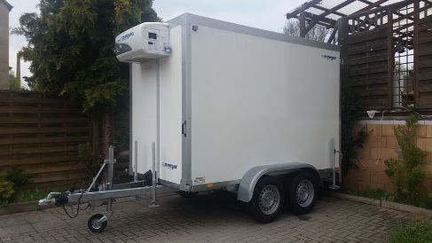 Kühlanhänger mieten – Kühlkofferanhänger 2700 kg, begehbar, +2 bis +10 °C
