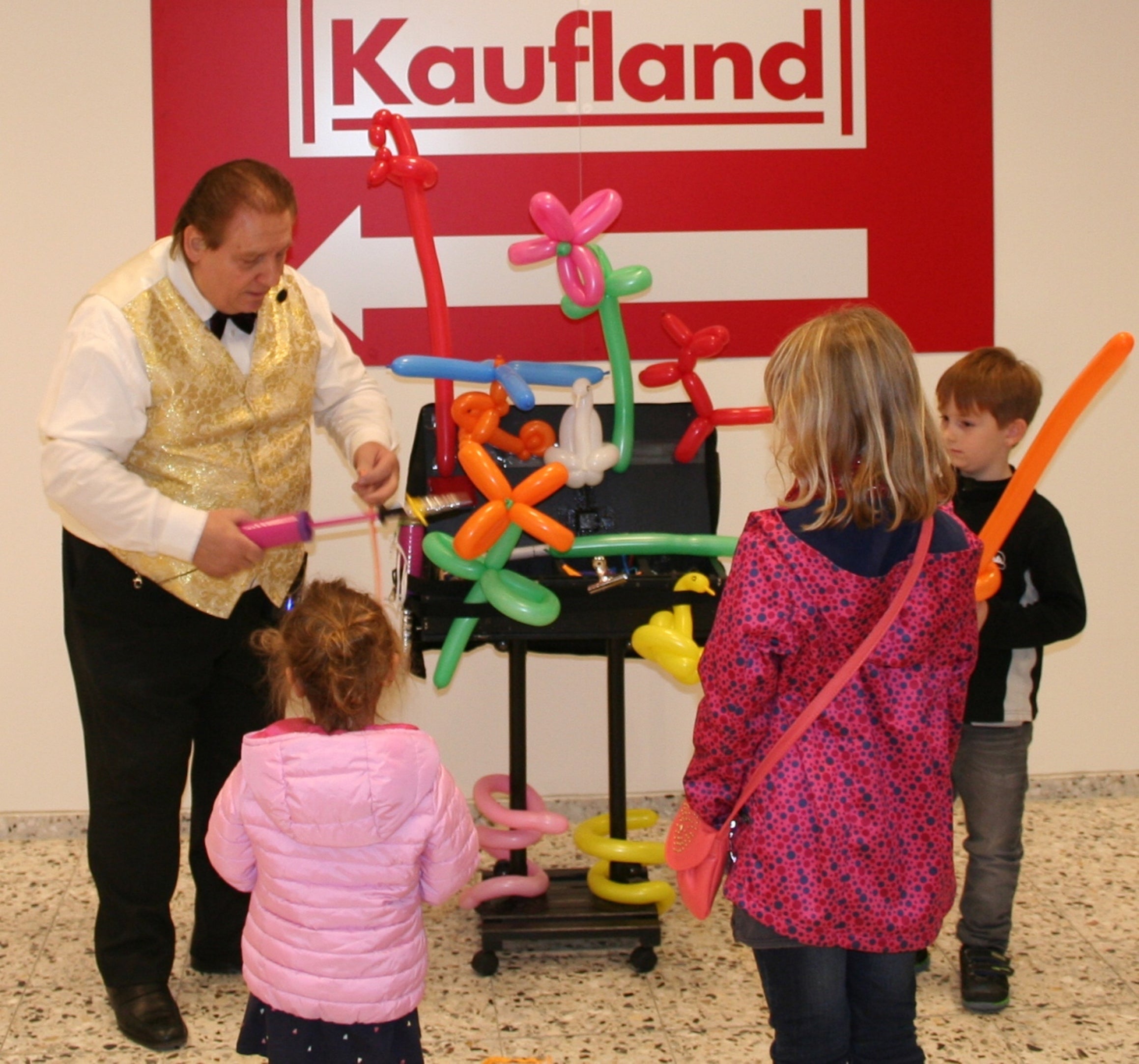 Kinderzauberer Offenbach mieten – Matteo Orlando, Ballonmodellierer & Papier-Schneide-Künstler – 3