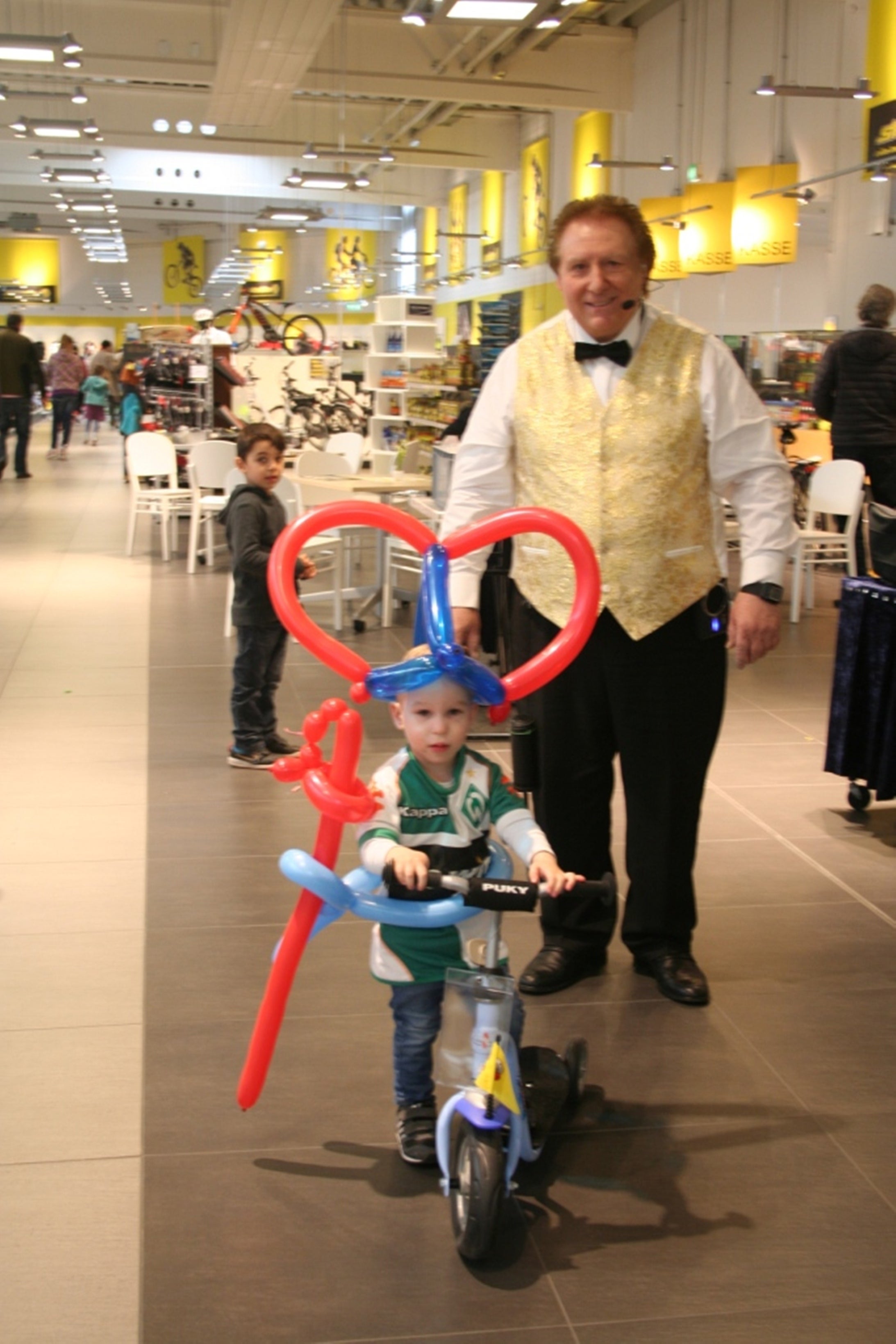 Kinderzauberer Offenbach mieten – Matteo Orlando, Ballonmodellierer & Papier-Schneide-Künstler – 2