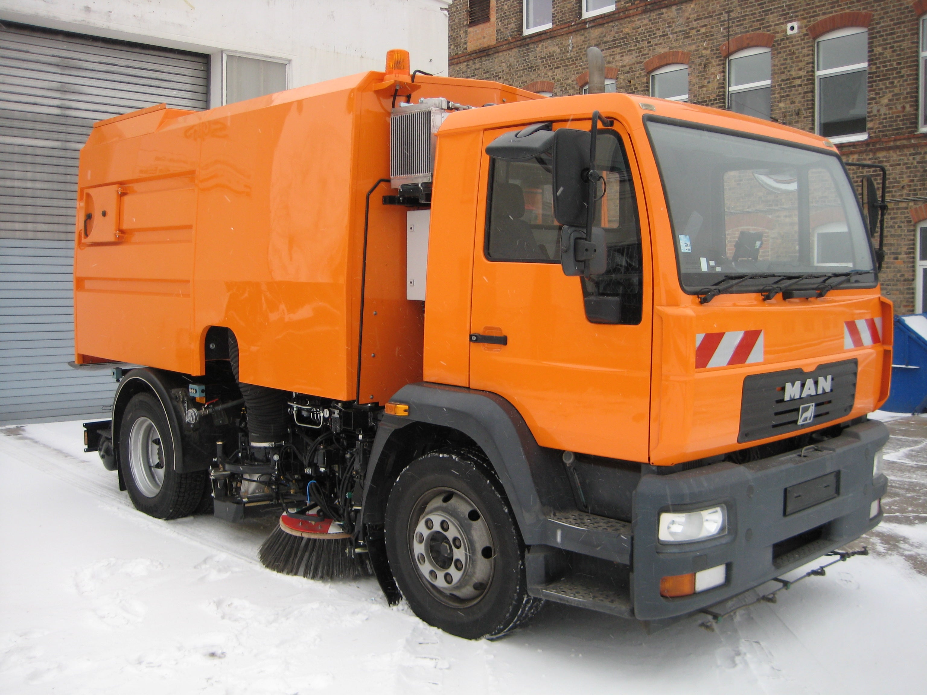 LKW-Kehrmaschine mieten – PurAer 6 auf MAN 15.180 LE, 6 m³, 185 PS