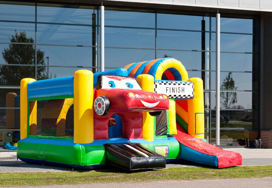 Hüpfburg Auto Multiplay mieten – 5,6x5,0x3,2 m mit Rutsche & Hindernissen