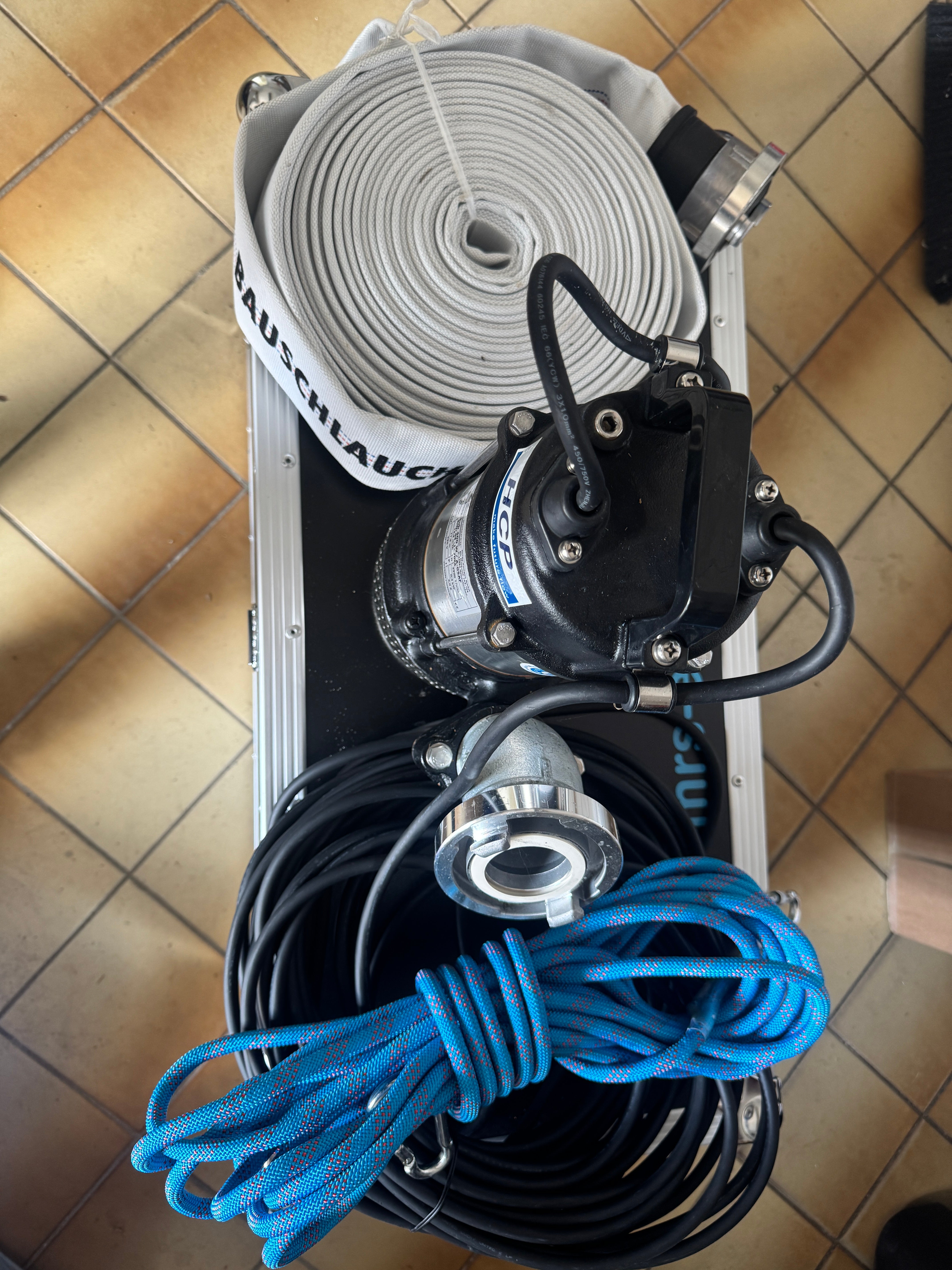 Tauchpumpe mieten Easy-Sub 400 W – Schmutzwasserpumpe, 220 l/min, 20 m Kabel – 3