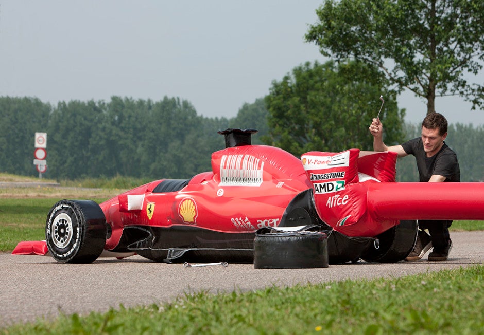 Reifenwechsel-Spiel mieten – aufblasbarer Ferrari-Pitstop für Jung & Alt – 3