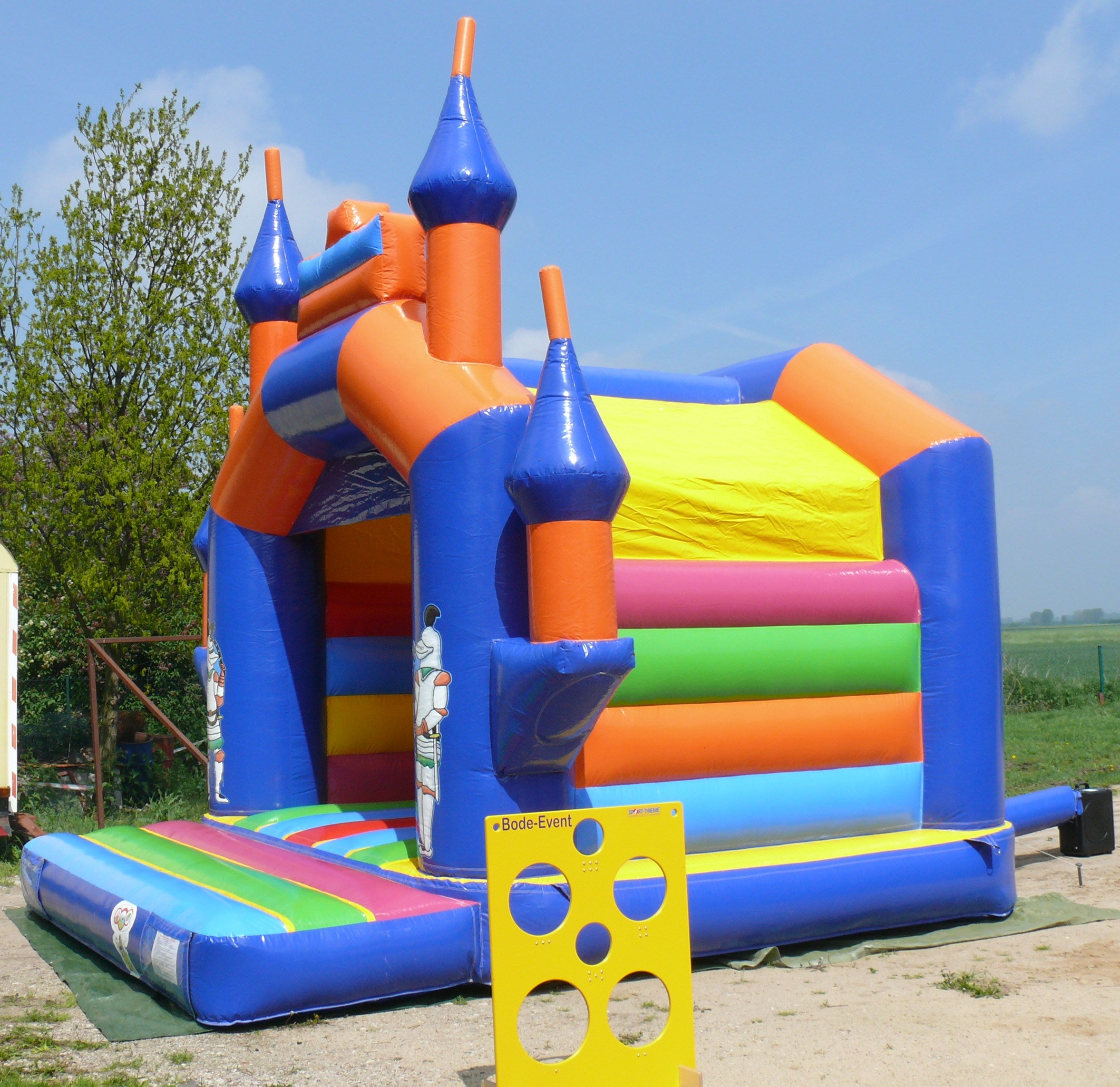 Hüpfburg Ritterburg mieten – farbig, 5x4x5 m, Spaß für kleine & große Kinder – 2