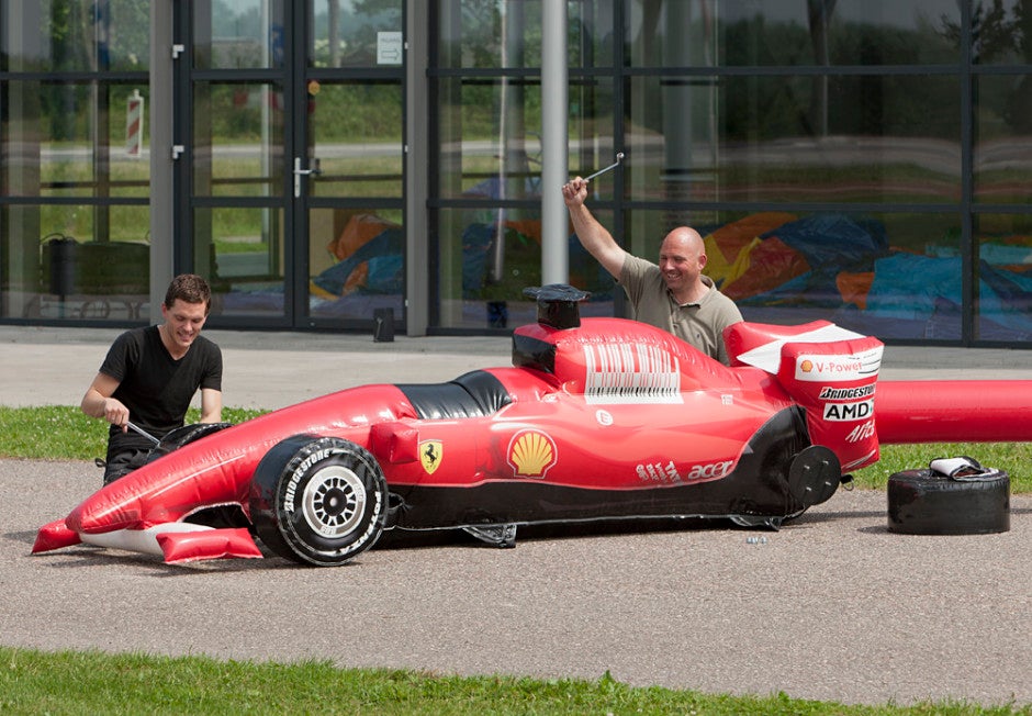 Reifenwechsel-Spiel mieten – aufblasbarer Ferrari-Pitstop für Jung & Alt