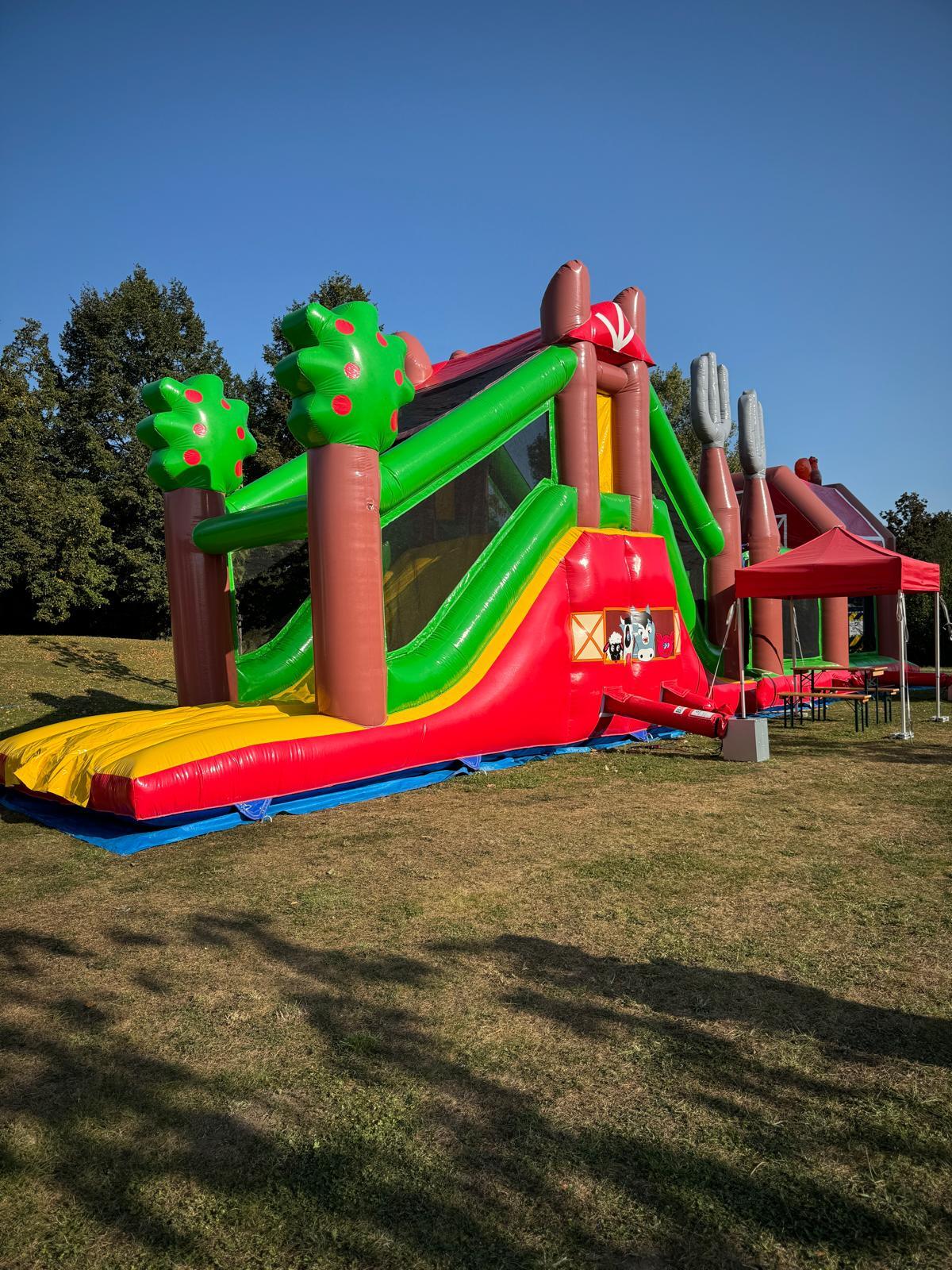 Hindernisparcours mieten 17 m – Hüpfburg Bauernhof mit 7 Spielelementen – 2