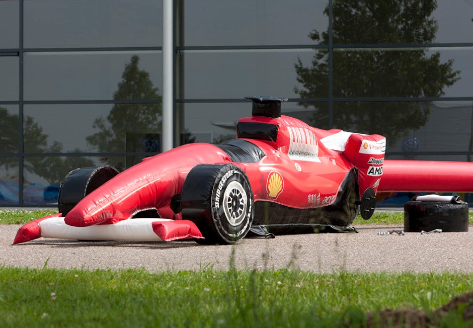 Reifenwechsel-Spiel mieten – aufblasbarer Ferrari-Pitstop für Jung & Alt – 2