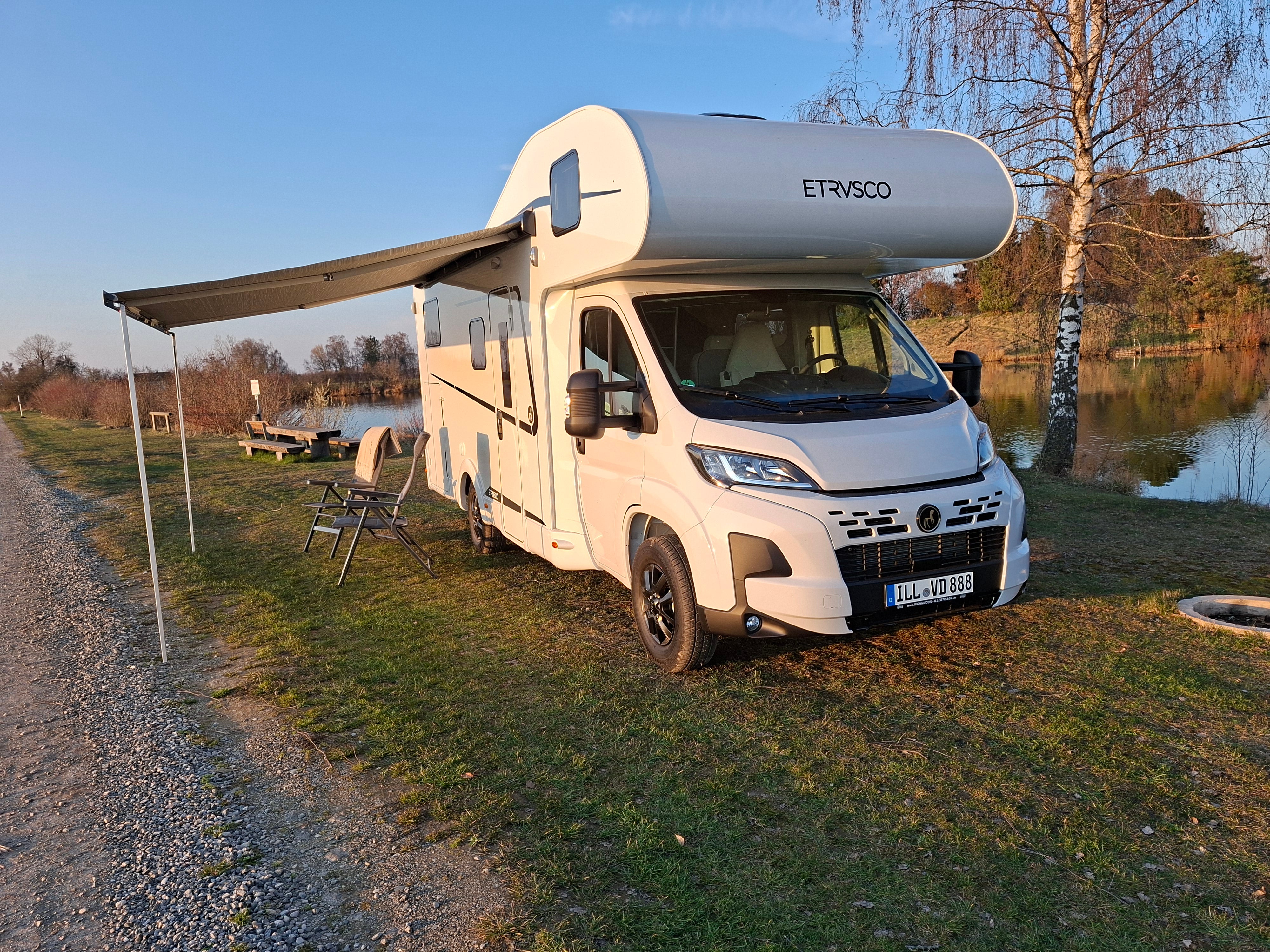 Wohnmobil mieten – Alkoven Etrusco A6.9, der Familien-Camper