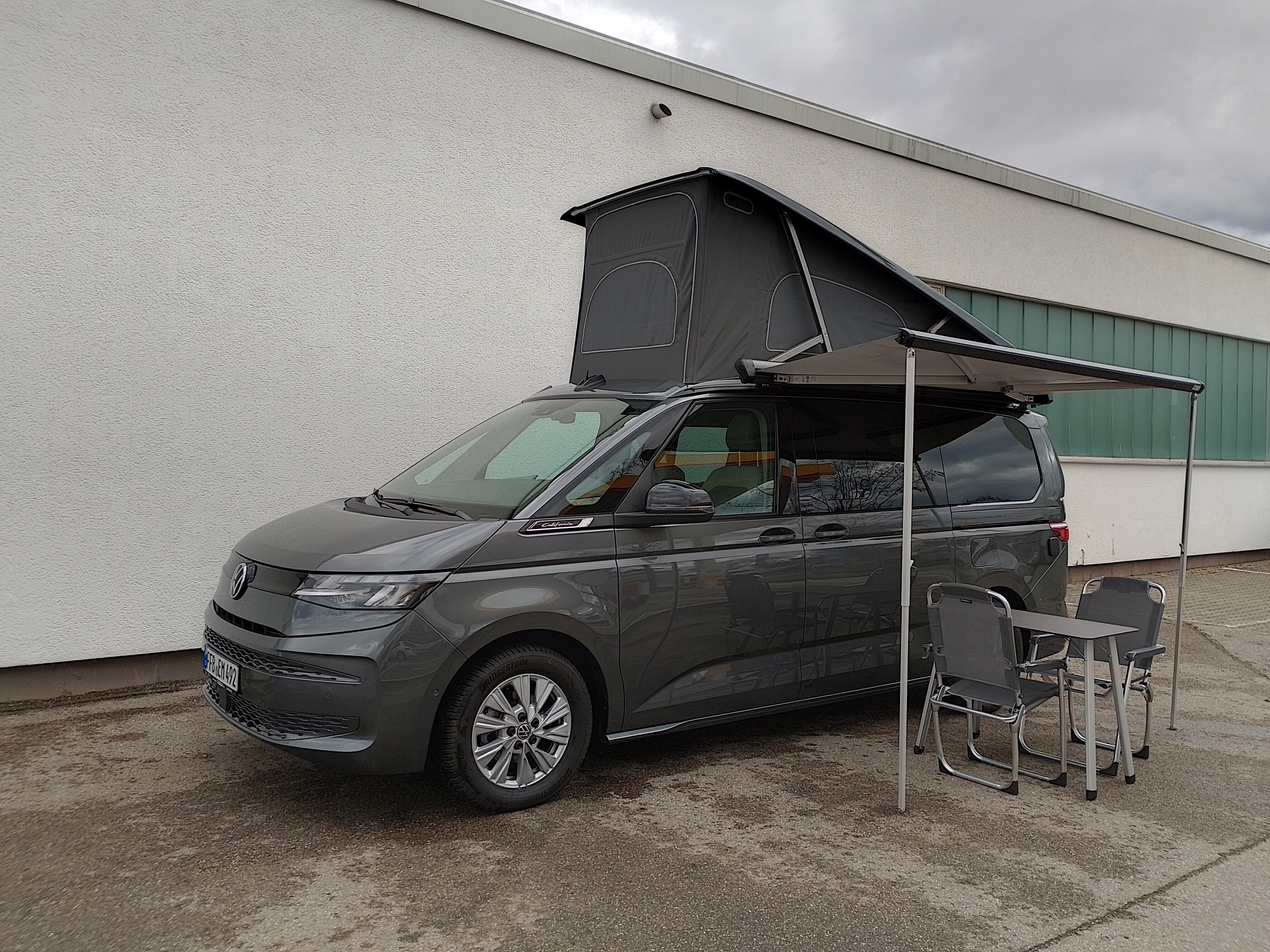 VW T7 California Beach mieten – Campingbus mit Hubdach, 5 Sitze, Automatik