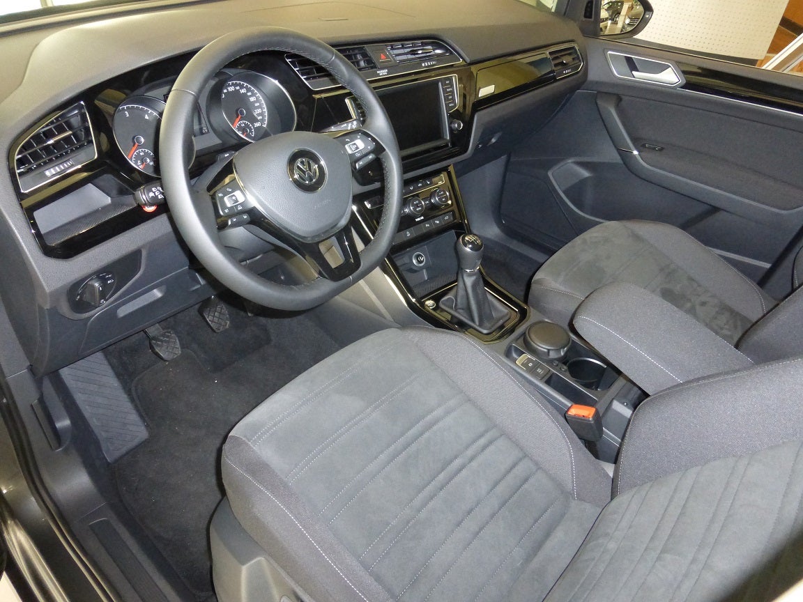 VW Touran TDI 7-Sitzer mieten – Familienvan mit Navi & Panoramadach – 3