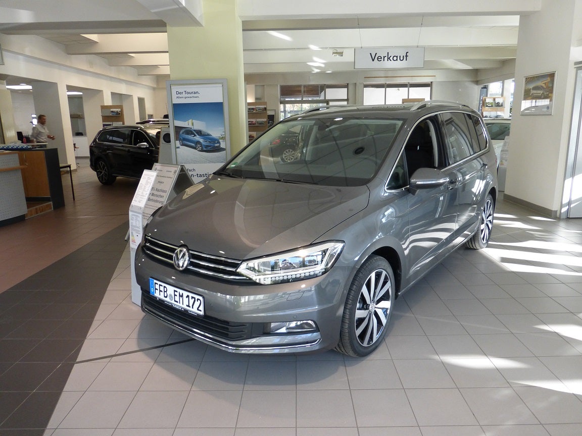 VW Touran TDI 7-Sitzer mieten – Familienvan mit Navi & Panoramadach