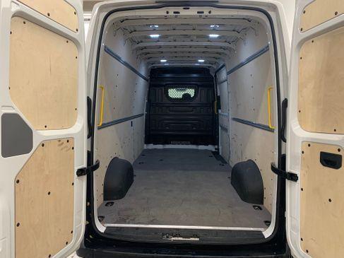 VW Crafter Transporter 3,5 t mieten – Hochdach-Kastenwagen, 9,9 m³ Laderaum – 2
