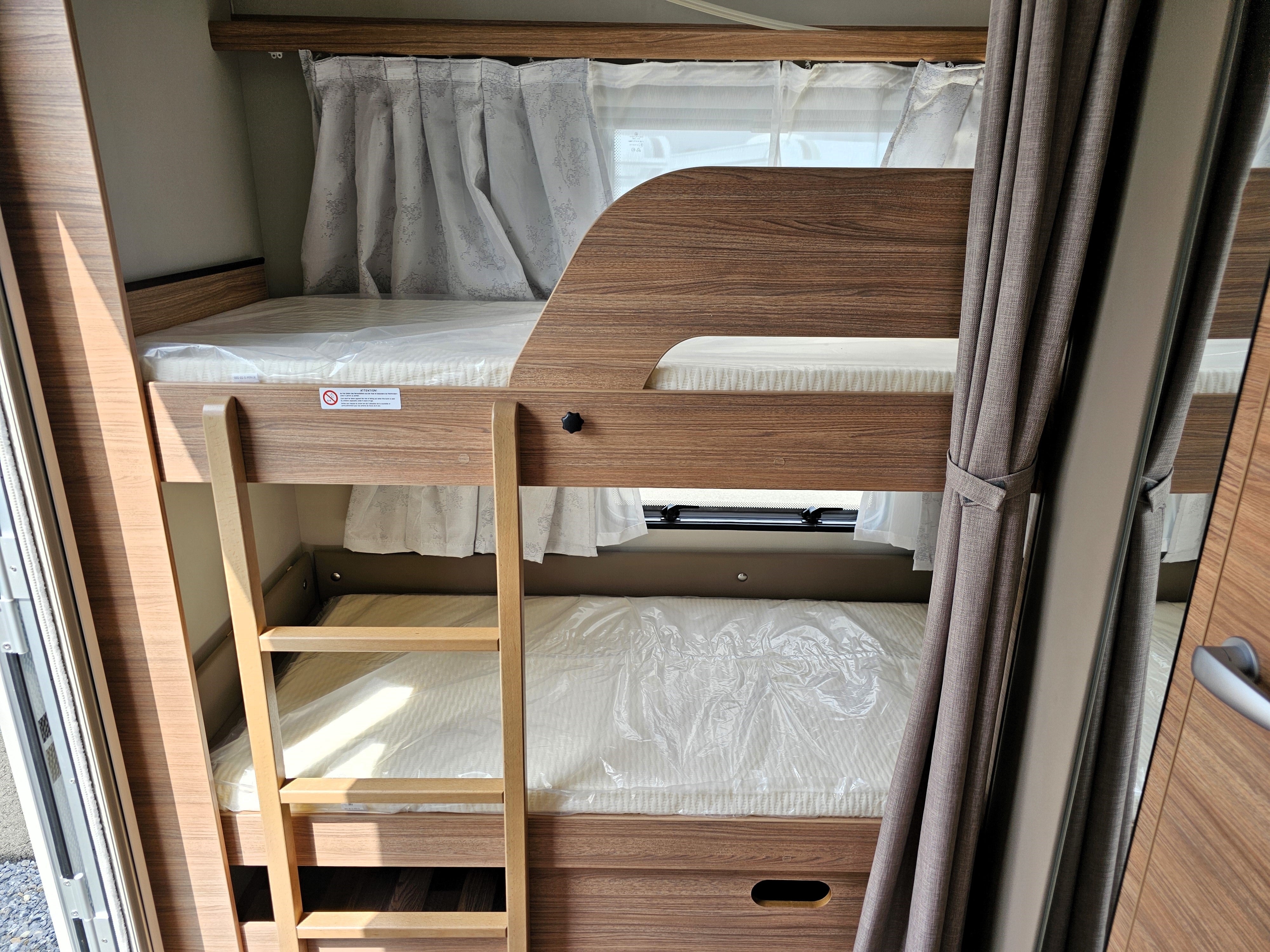 Wohnwagen mieten: Weinsberg CaraOne 480 QDK / 500 FDK, Familiengrundriss mit Etagenbett, Tempo 100 – 4