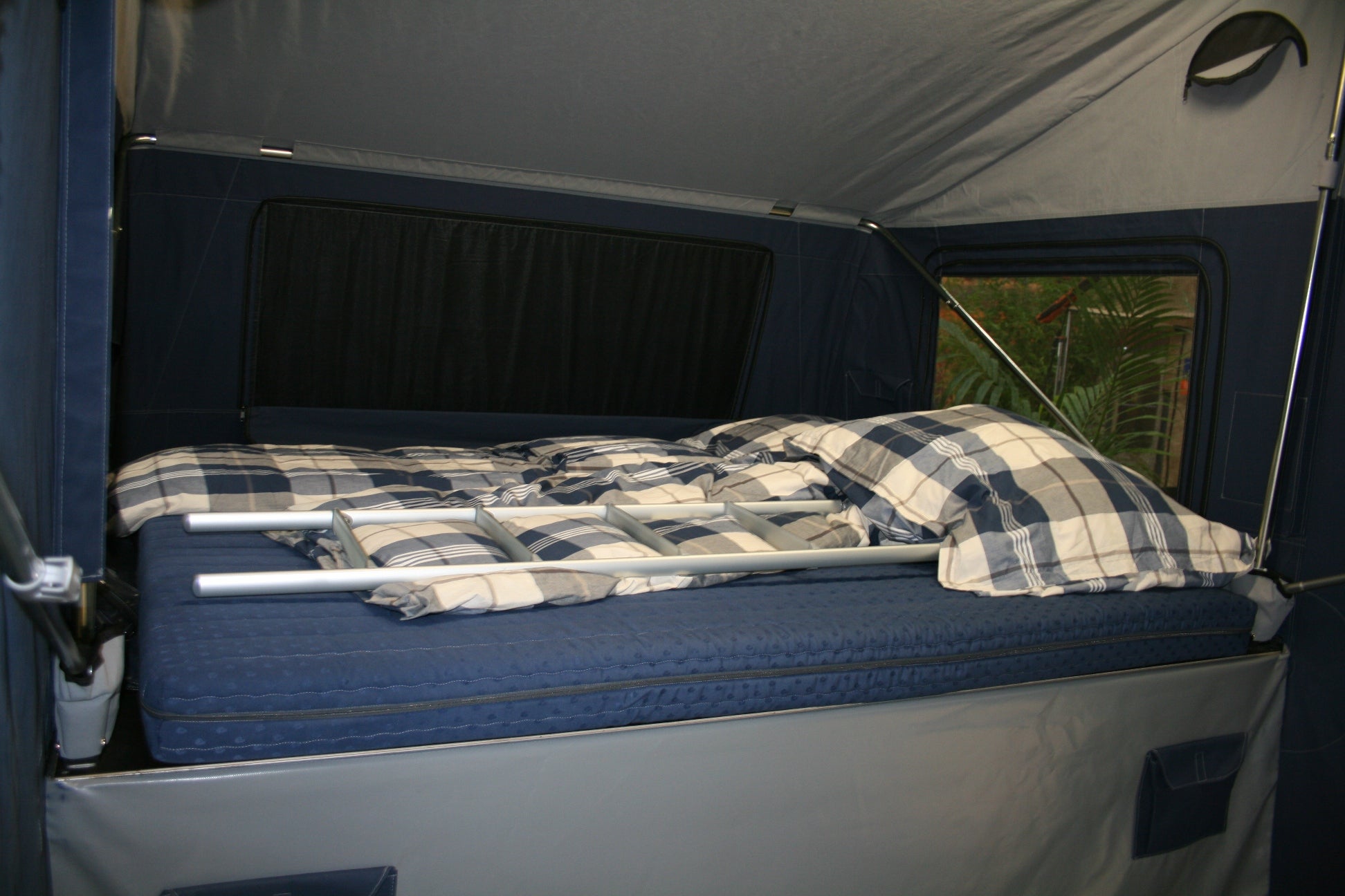 Zeltanhänger mieten: 3Dog Scoutdog mit Heizung, Küche, Komfortbett 160 x 220 cm, 1.000 kg gebremst – 4