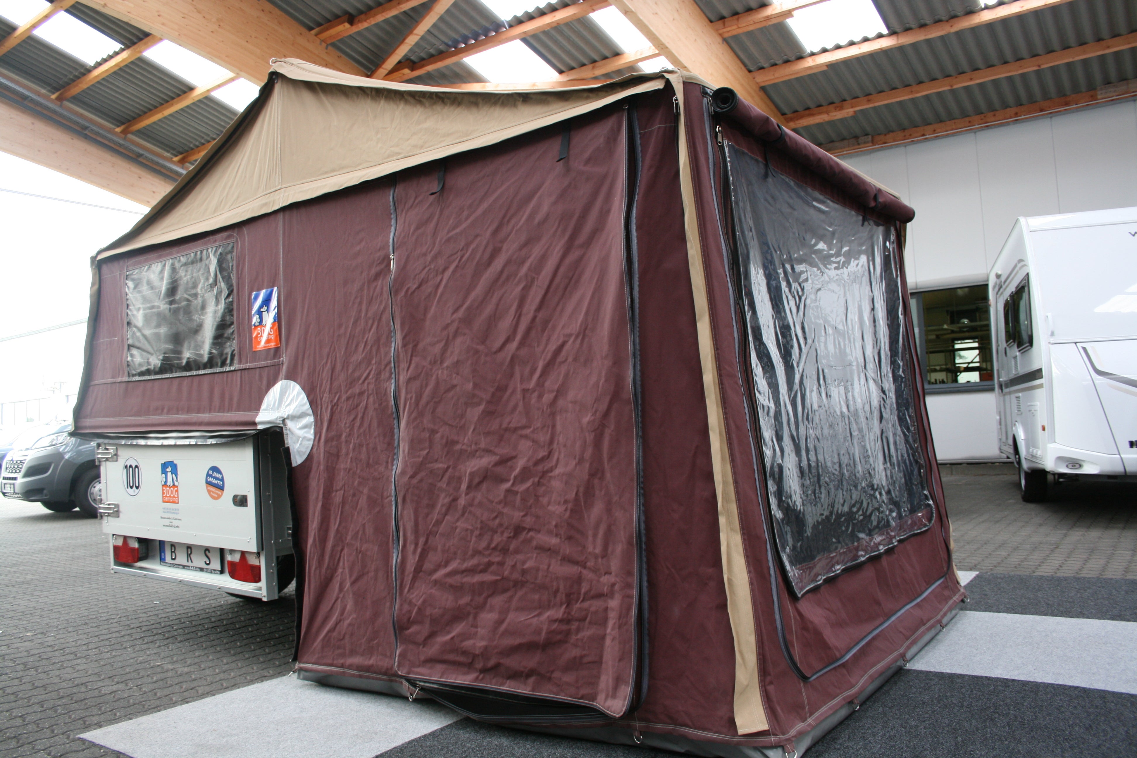 Zeltanhänger mieten: 3Dog Scoutdog mit Heizung, Küche, Komfortbett 160 x 220 cm, 1.000 kg gebremst – 3