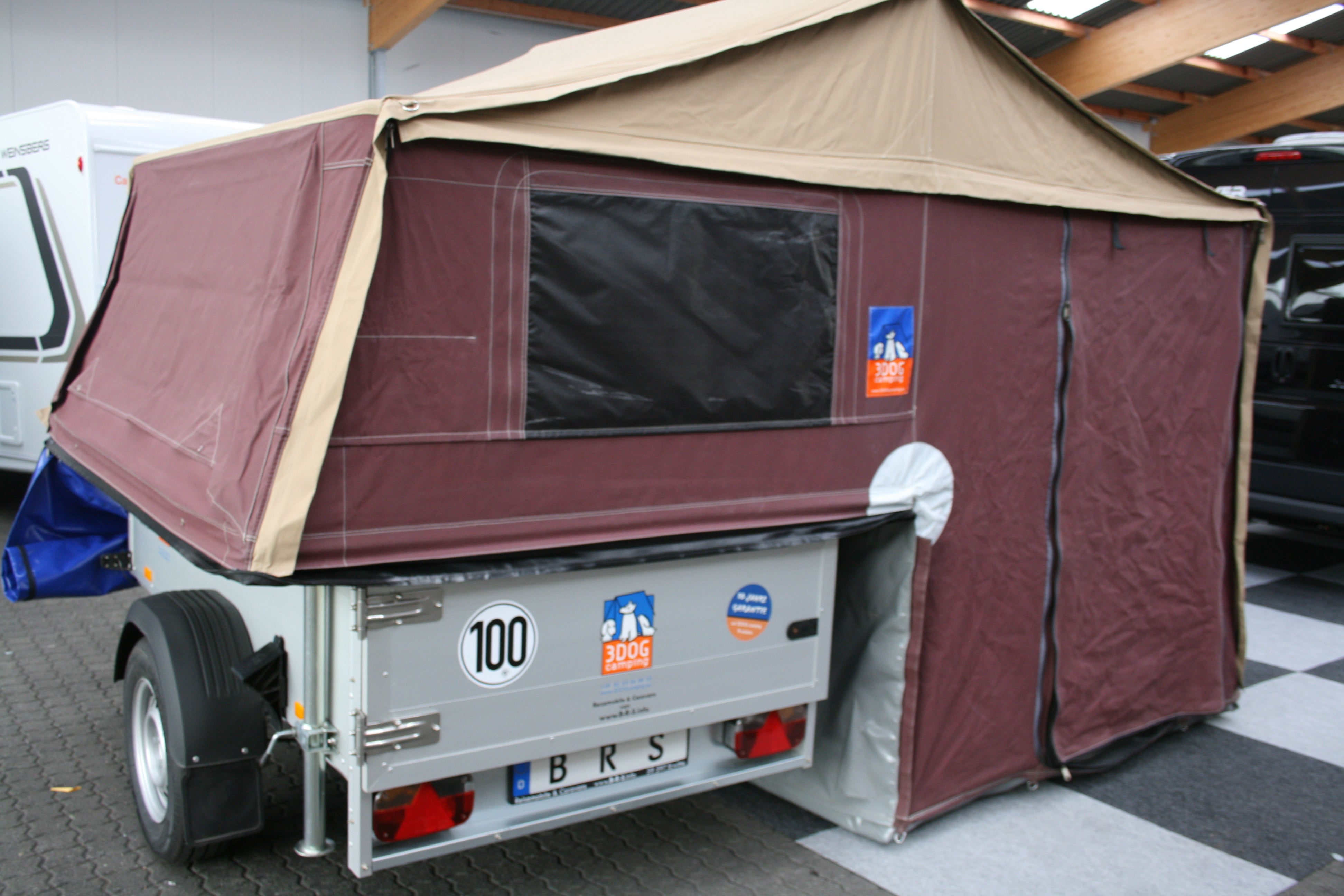 Zeltanhänger mieten: 3Dog Scoutdog mit Heizung, Küche, Komfortbett 160 x 220 cm, 1.000 kg gebremst