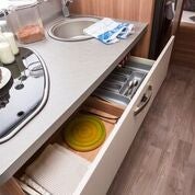 Wohnmobil mieten – Weinsberg CaraHome 700DG Alkoven für 6 Personen, Vollausstattung – 3