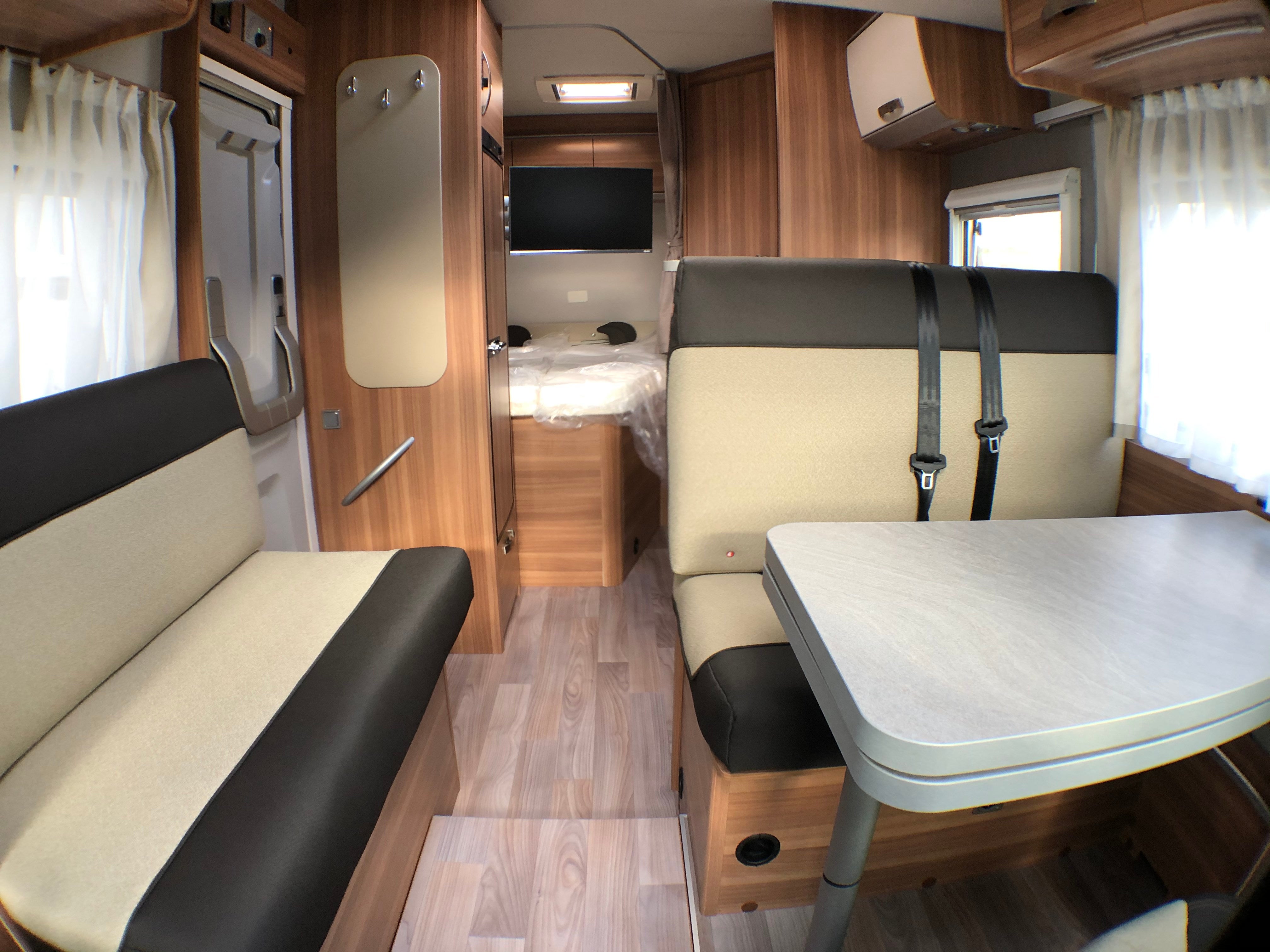 Wohnmobil mieten – Weinsberg CaraSuite 650 MF, 4 Sitze, bis 6 Schlafplätze, ab 79 €/Tag – 2