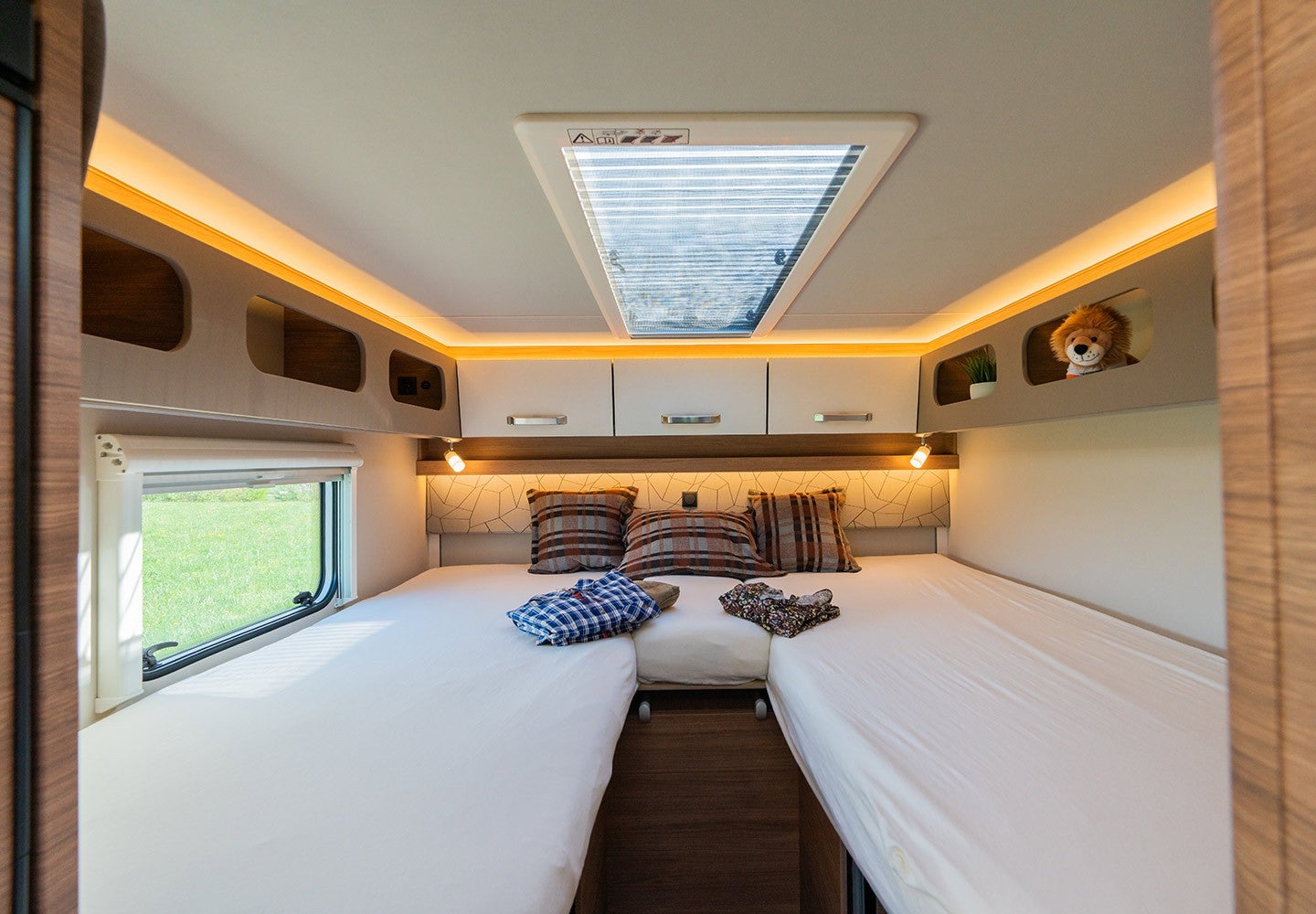 Wohnmobil mieten – Weinsberg CaraCompact 600MEG Edition Pepper mit AHK, 4 Sitze, 3 Schlafplätze – 2
