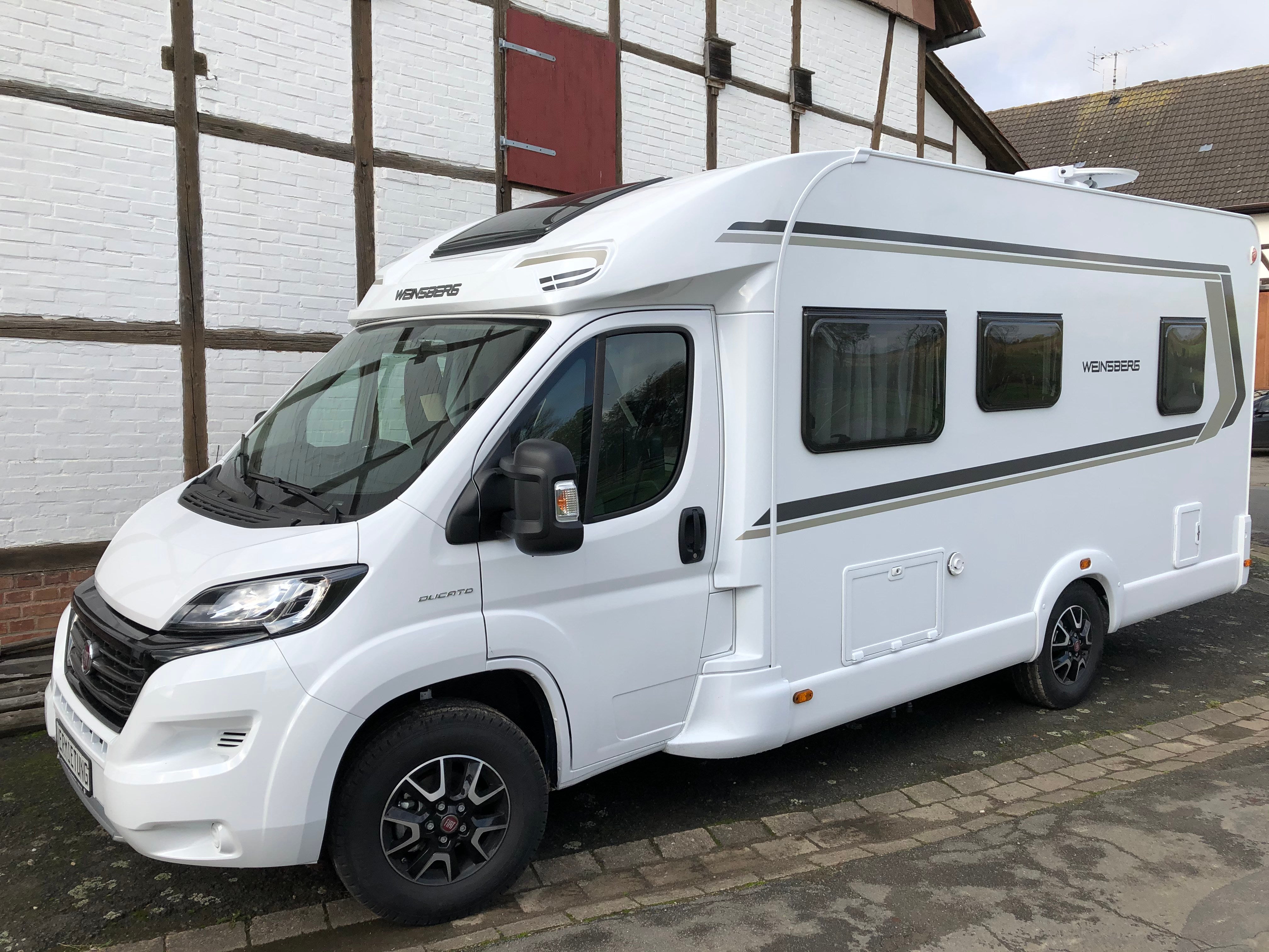 Wohnmobil mieten – Weinsberg CaraSuite 650 MF, 4 Sitze, bis 6 Schlafplätze, ab 79 €/Tag