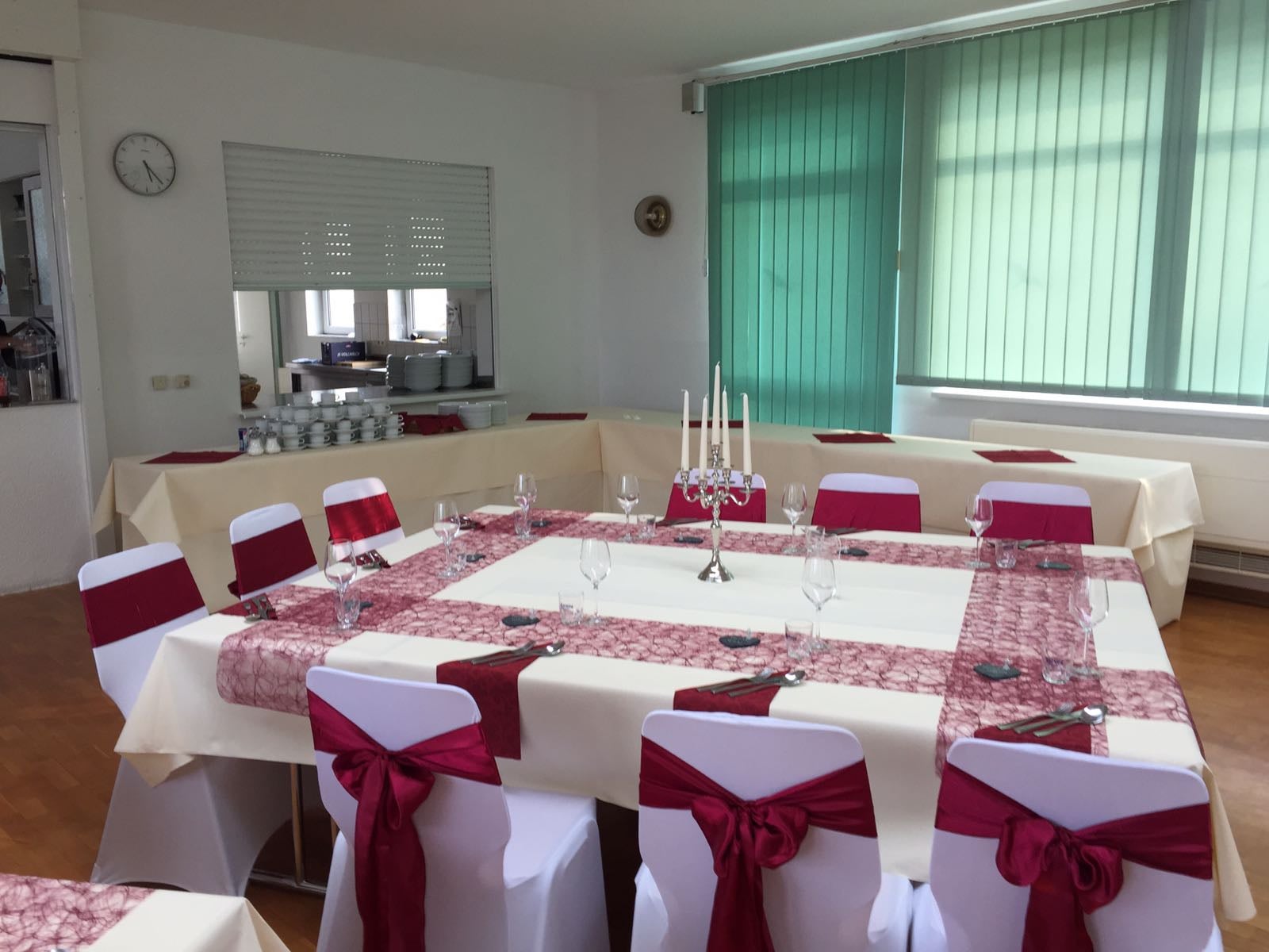 Stuhlhussen mieten – weiße Hussen aus Samt oder Stretch für Hochzeit & Event – 3