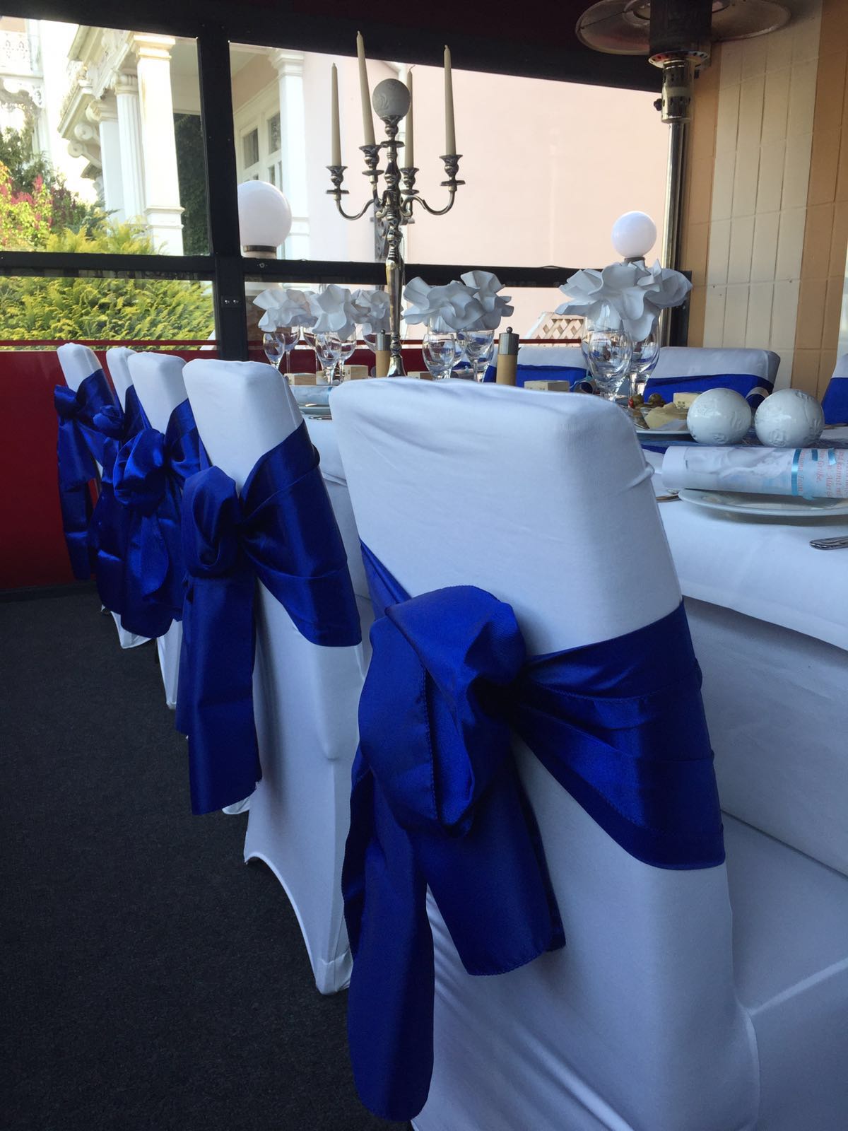 Stuhlhussen mieten – weiße Hussen aus Samt oder Stretch für Hochzeit & Event