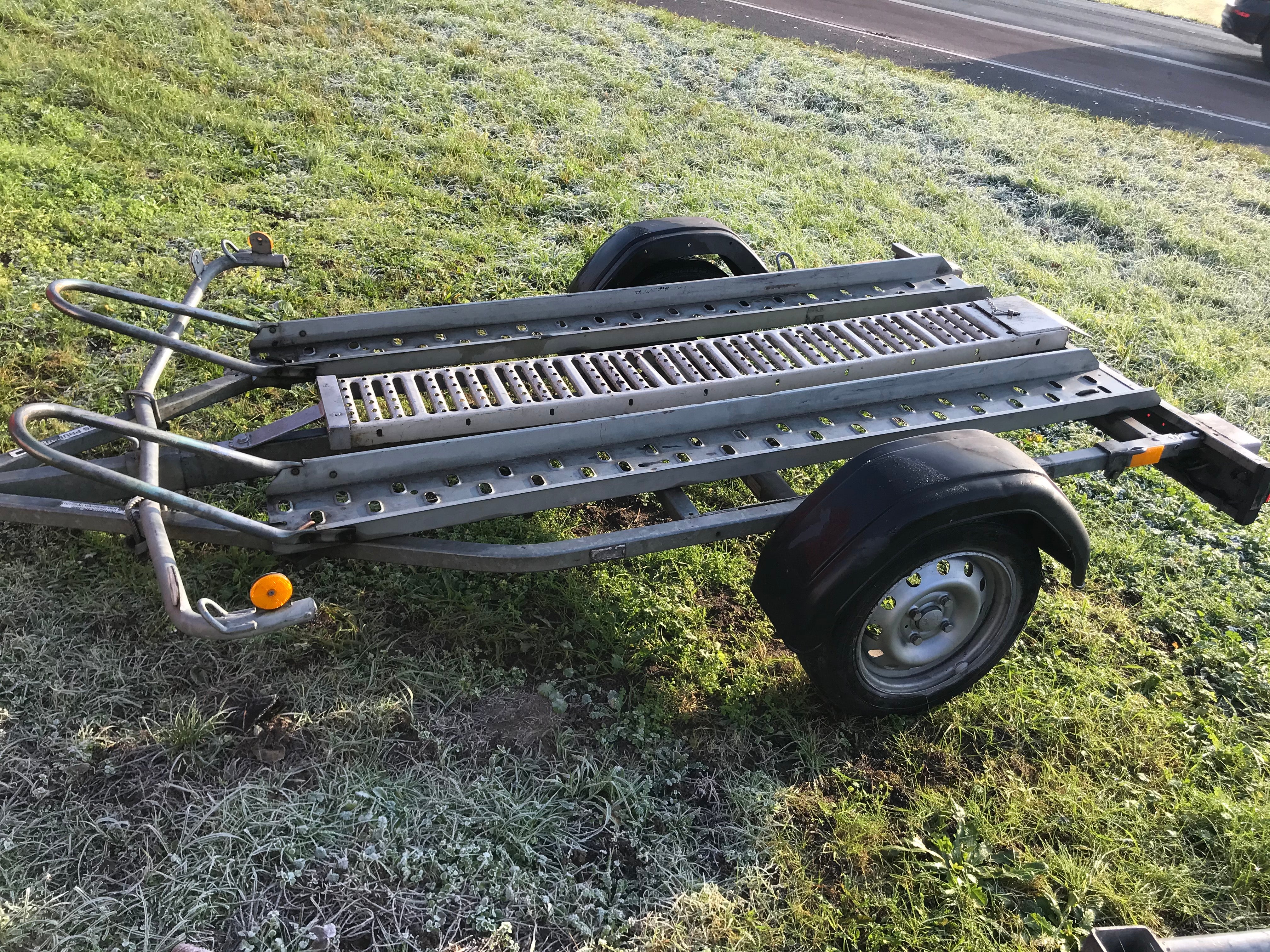 Motorradanhänger mieten – MC-Two für 2 Motorräder, inkl. Auffahrrampen