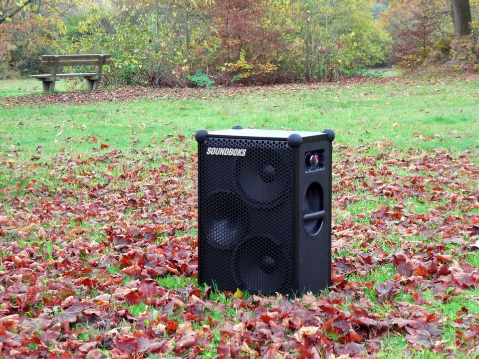 Soundboks 4 Quad-Set mieten – 4 Soundboks 4, 8 Akkus, 4 Ständer für Open-Air-Rave | Berlin – Thumbnail 7