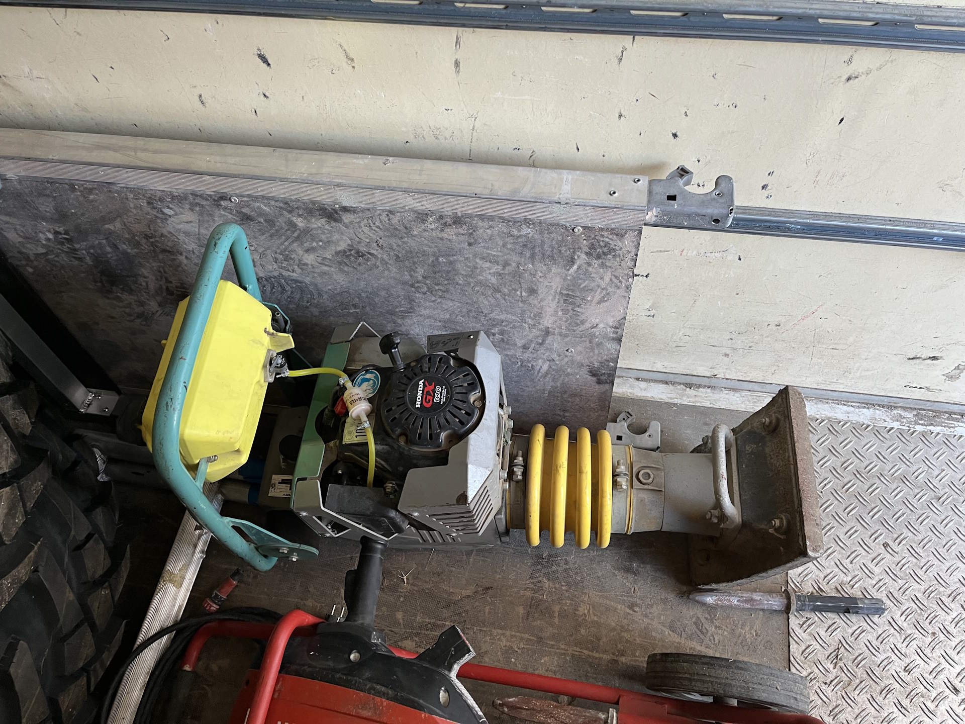 Rüttelstampfer Ammann ACR 68 kg mieten bei Ausbau Reich