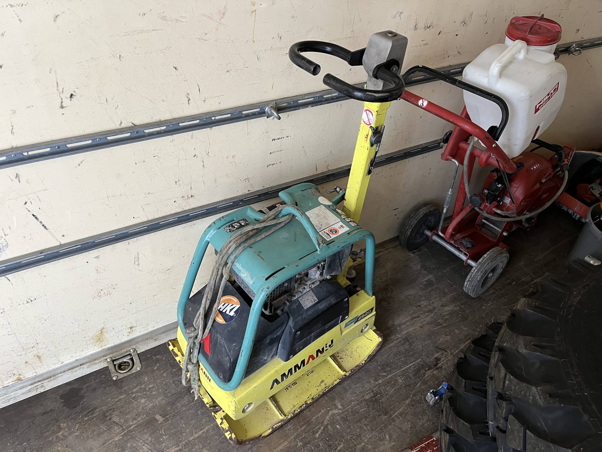 Rüttelplatte Ammann 135 kg mieten bei Ausbau Reich