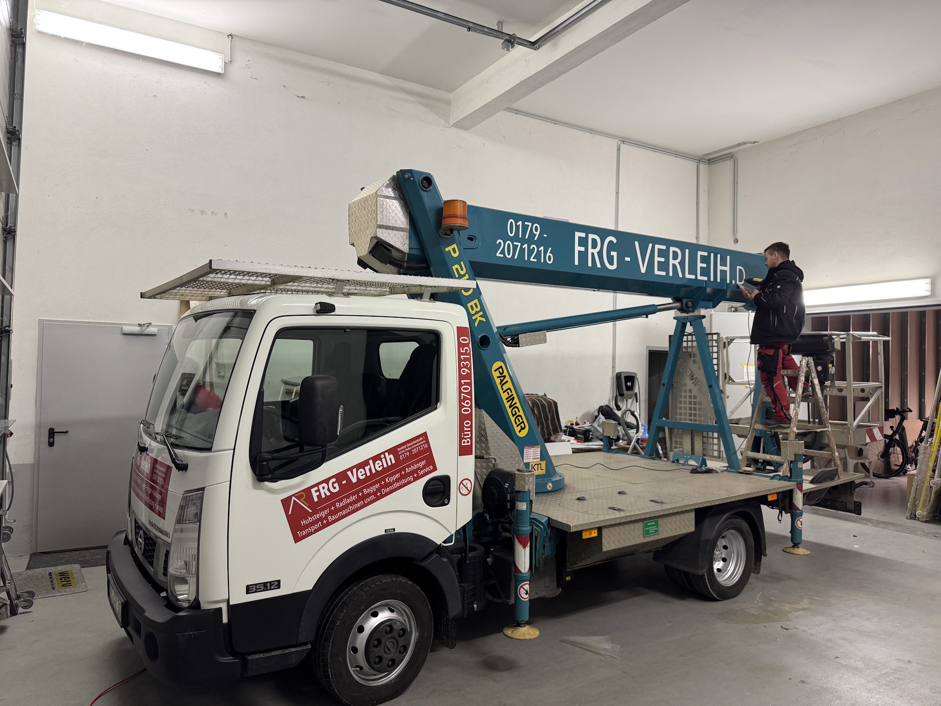 Hubsteiger 3,5 t – Palfinger P210BK mieten bei Ausbau Reich