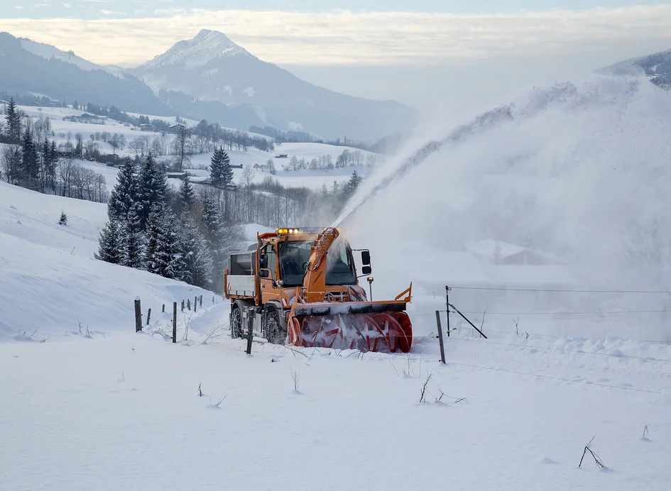 Winterdiensttechnik für Schneeräumung, Streuung und Glättebekämpfung mieten