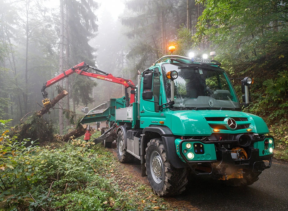 Geländegängiger Unimog in der Forstwirtschaft mieten