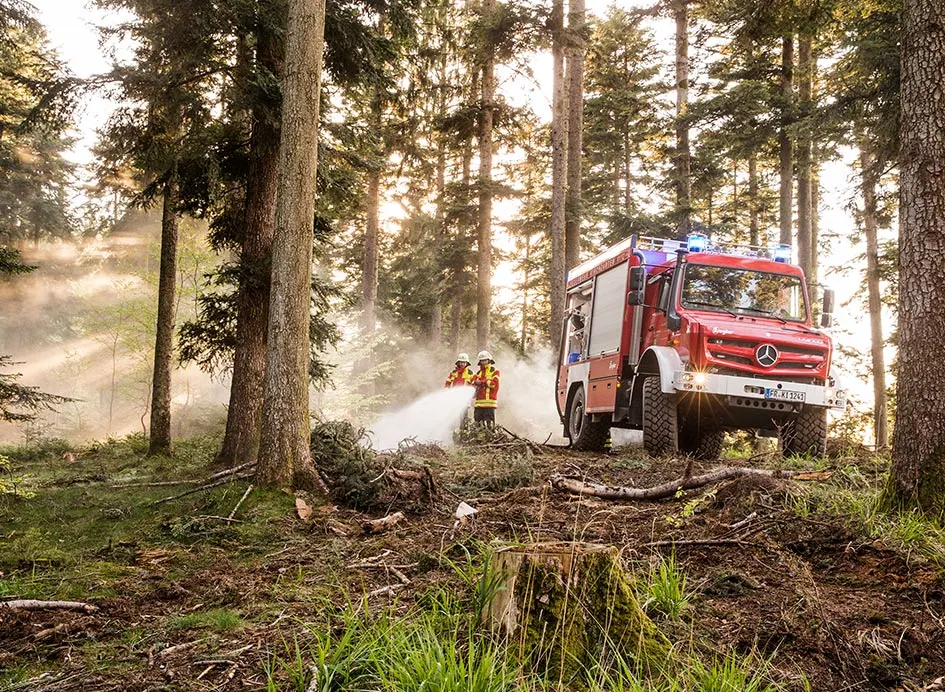 Unimog im Feuerwehreinsatz und Katastrophenschutz mieten