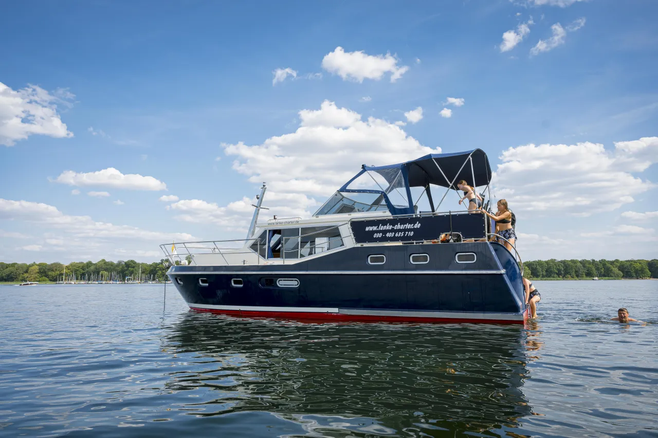 Stahl-Motoryacht Renal 36 Variante b 2 kabinen "Celina" mieten