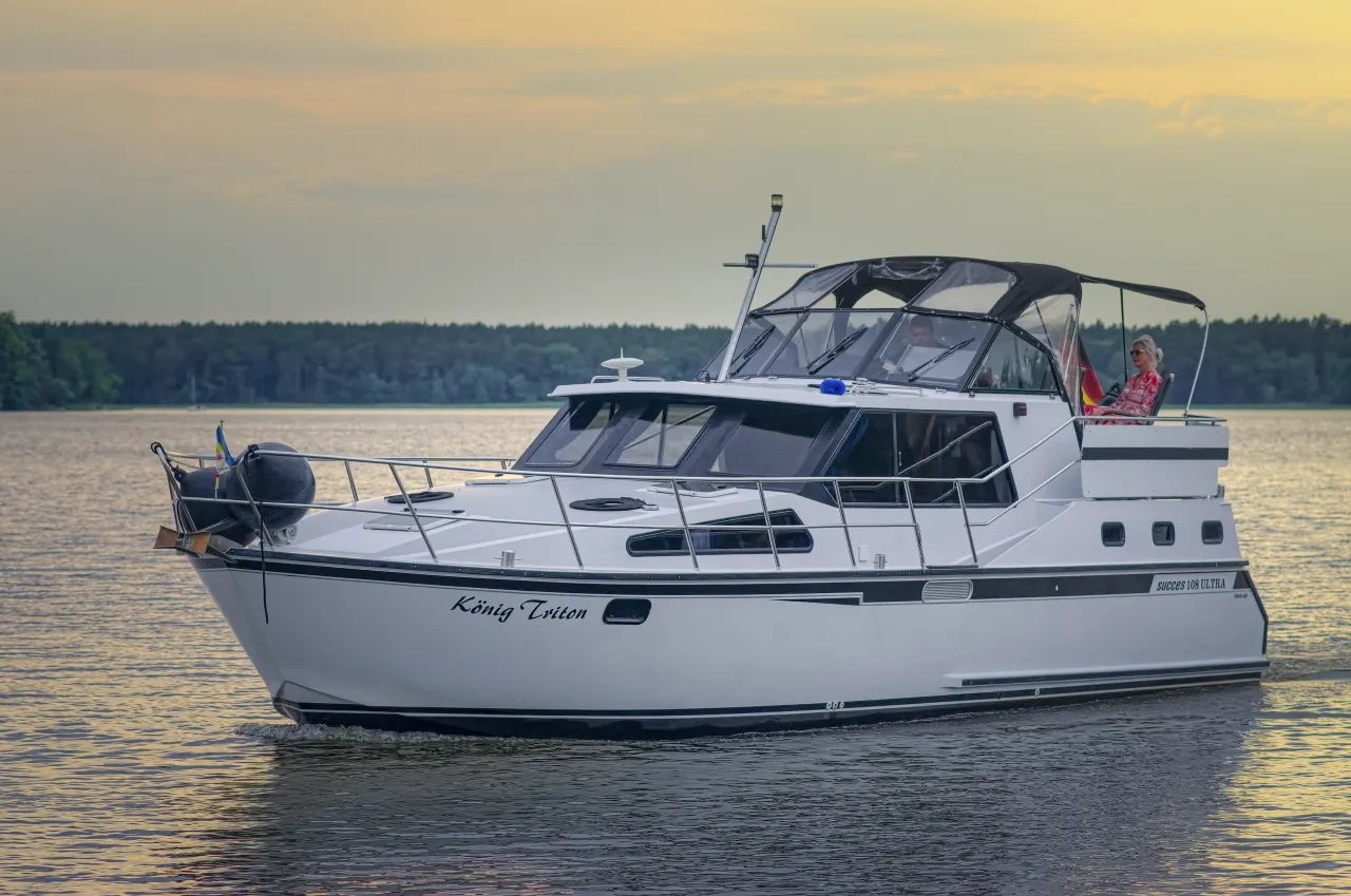 Stahl-Motoryacht Succes 108 Ultra "König Triton" (3 Kabinen) mieten